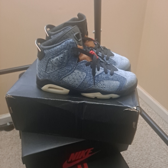 Nike Air Jordan 6 Retro (GS) - Picture 3 of 5